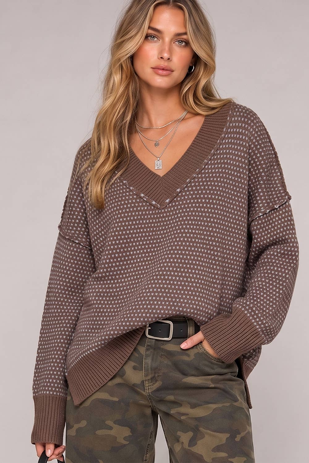 12W3690N-Contrast Stitch Reversible V-Neck Sweater